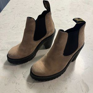 Dr Martens Hurston Boots in Milkshake